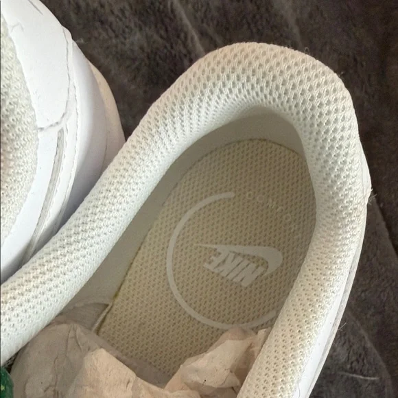 Classic White Nike Women's Leather Sneakers - Picture 8 of 8